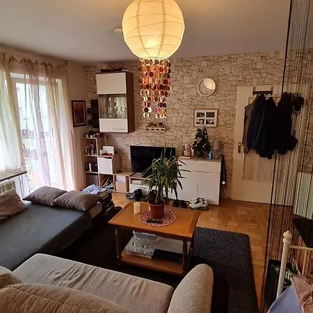 Akropolitan Schoenes Zimmer In Einer Wohnung Mit Eigenem Grossen Garten